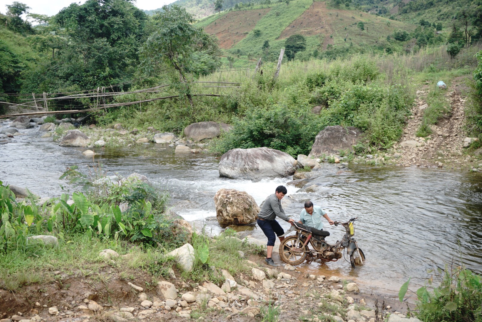 Nằm mơ thấy lội nước thì đánh lô con gì?